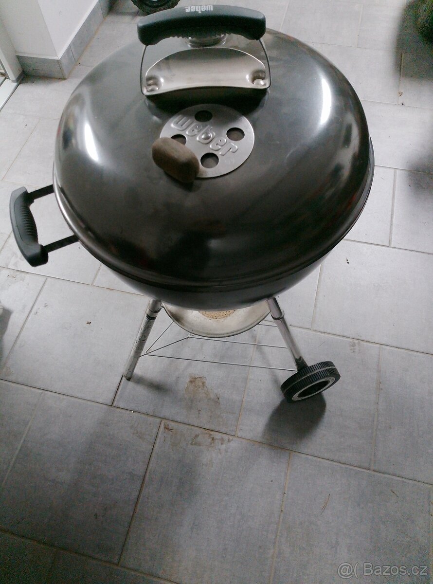 Gril Weber na dřevěné uhlí