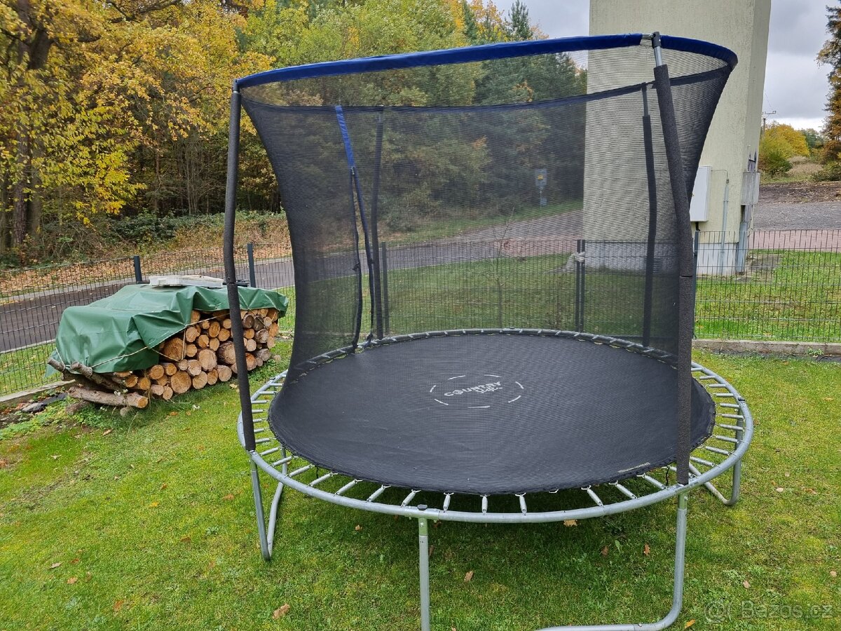 Trampolína více jak 3m, stáří tak 4 roky.