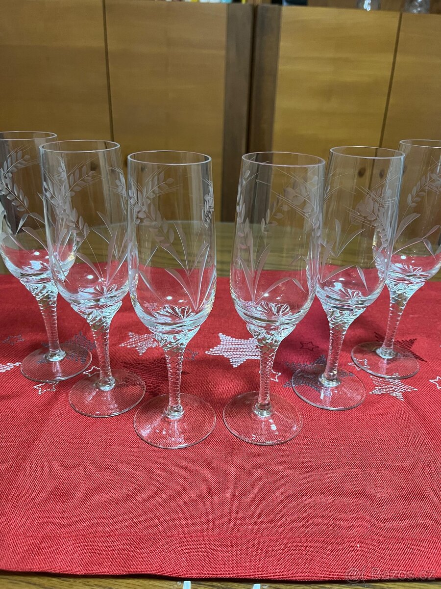 Broušené sklenice na sekt