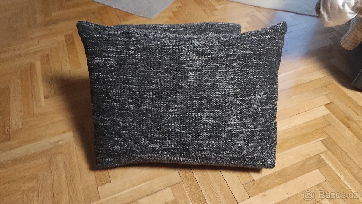 Dva velké dekorační polštáře
