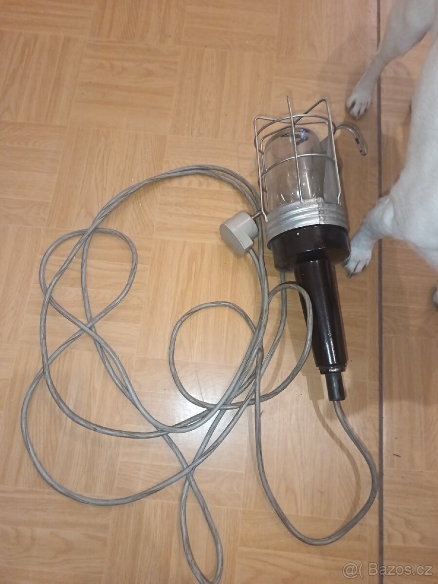 Stará montážní lampa
