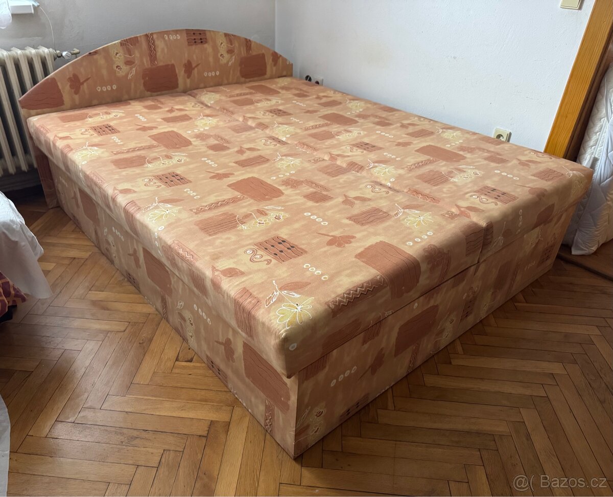 Dvoulůžková postel