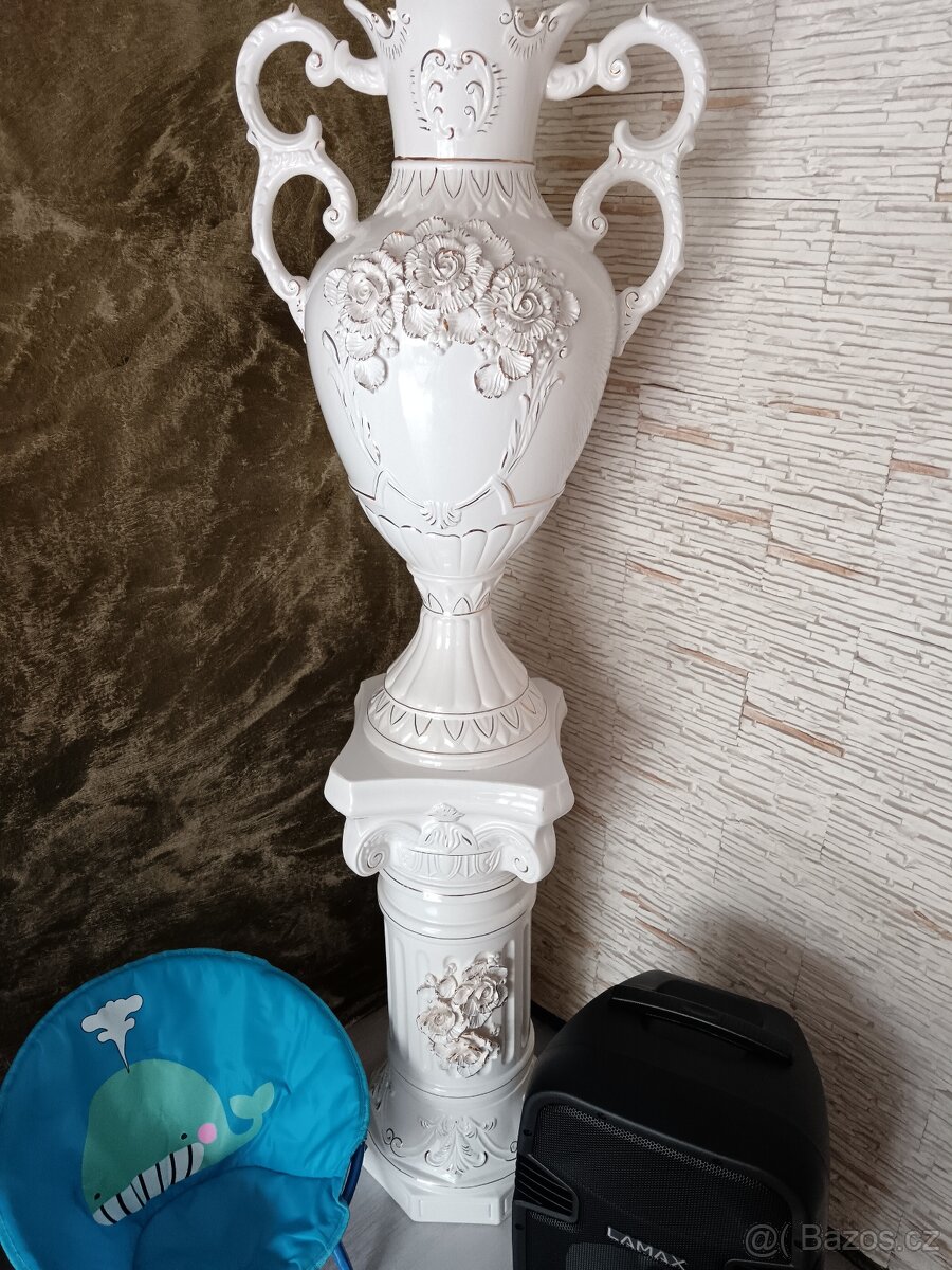 Váza ze stojanem