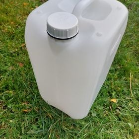 Plastové nádrže o objemu po 20 litrech