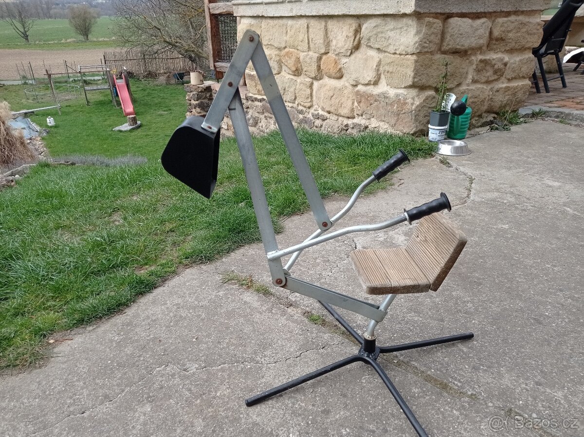 Dětský mechanický bagr