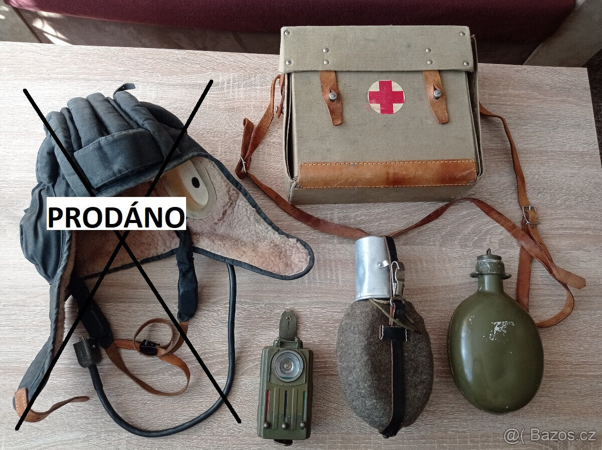 Vojenské: oblečení, lékárnička, čutory, svítilna, čepice aj.