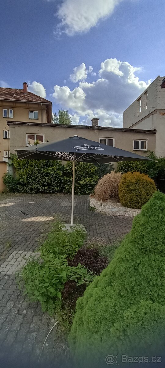 Slunečník Schweppes 3,4x3,4 m, výška 2,9m. se základnou