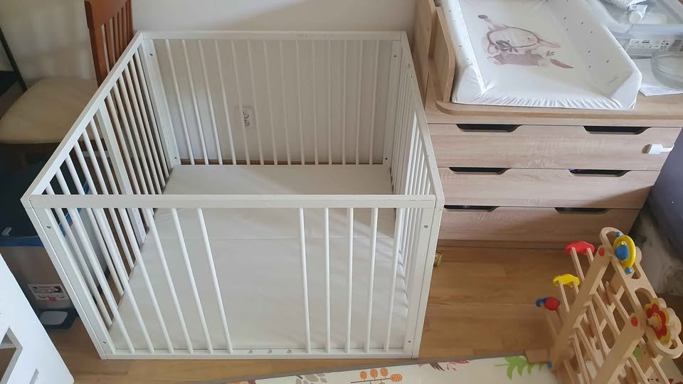 Dřevěná polohovatelná dětská ohrádka