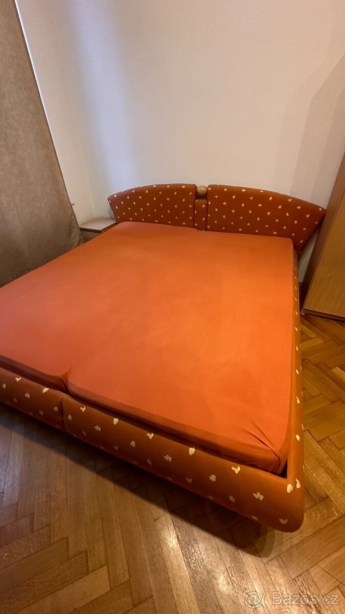 Čalouněná manželská postel