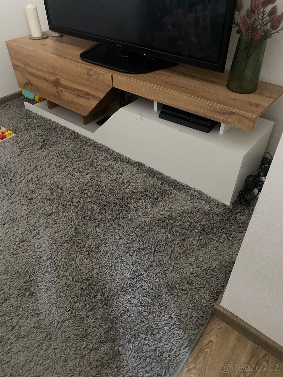 Skříň pod televizi