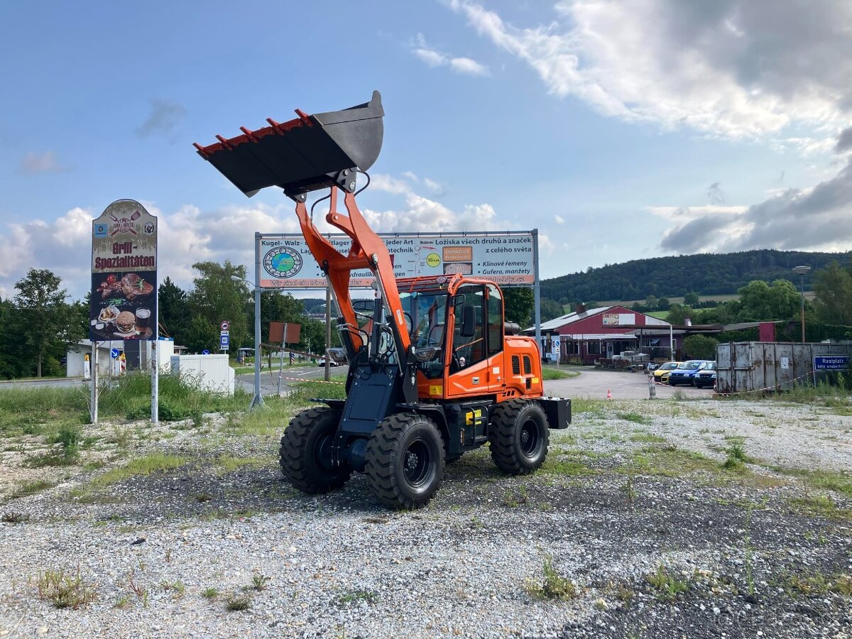 KOLOVÝ KLOUBOVÝ NAKLADAČ 920T