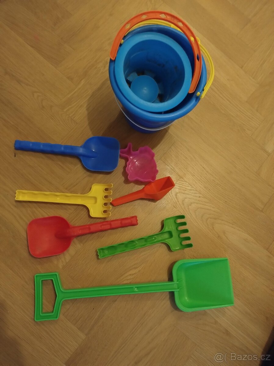 Hračky k vodě nebo na pískoviště