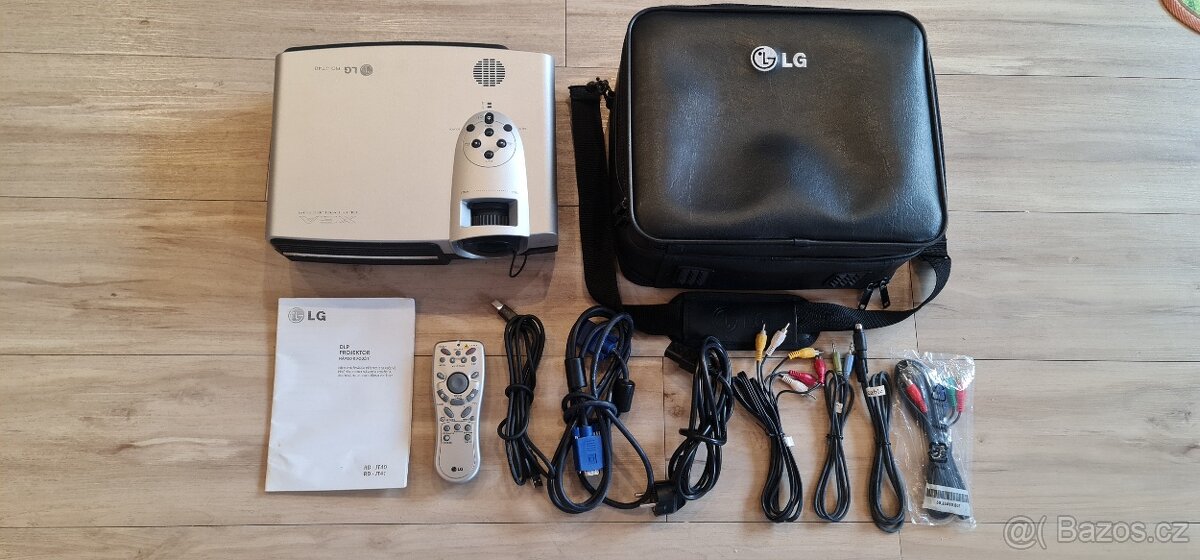Projektor LG RD-JT40 - zánovní - nasvíceno 86h - lehce přeno