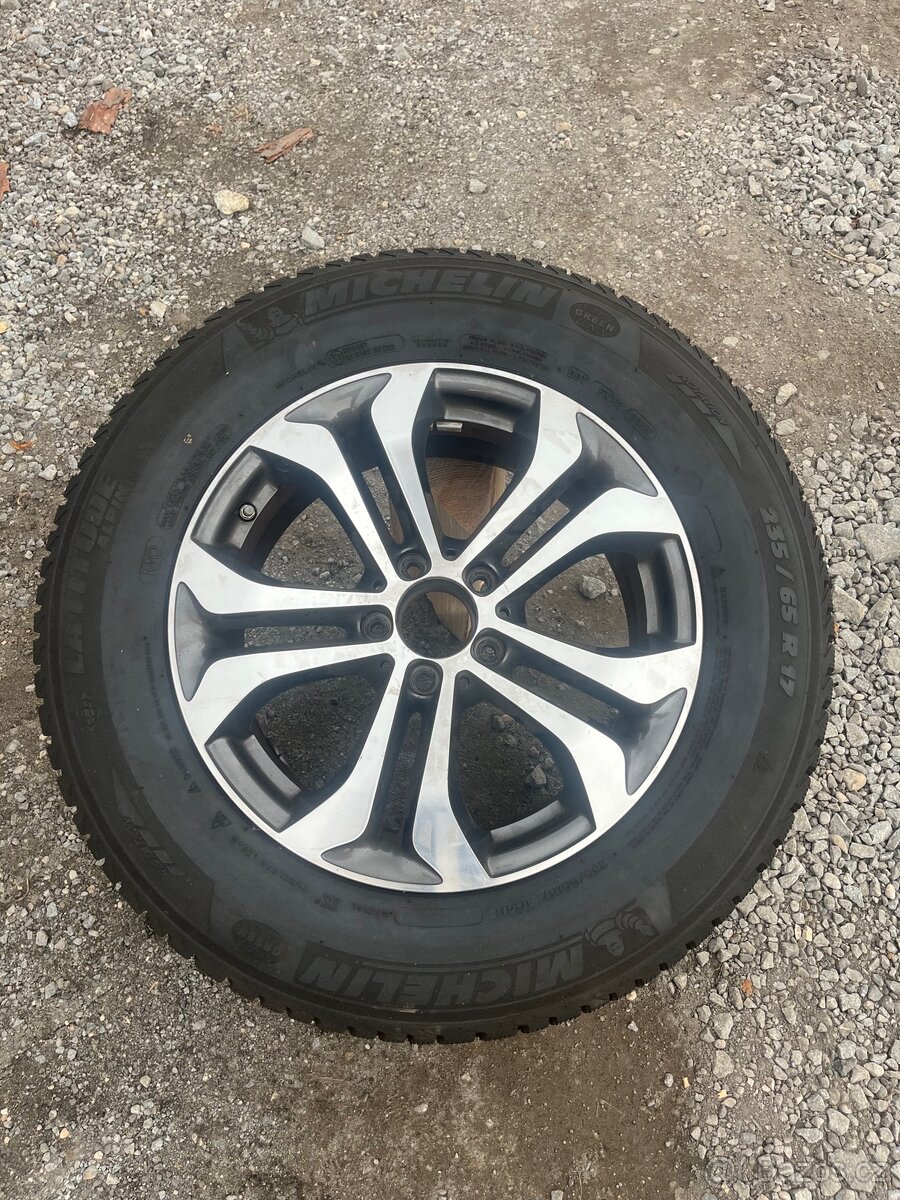 Alu kola+zimní pneu Mercedes GLE 5x112 235/65R17 ZAMLUVENO