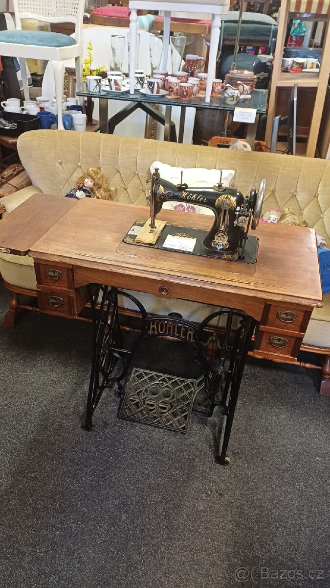 Starožitný šicí stroj 100 let starý