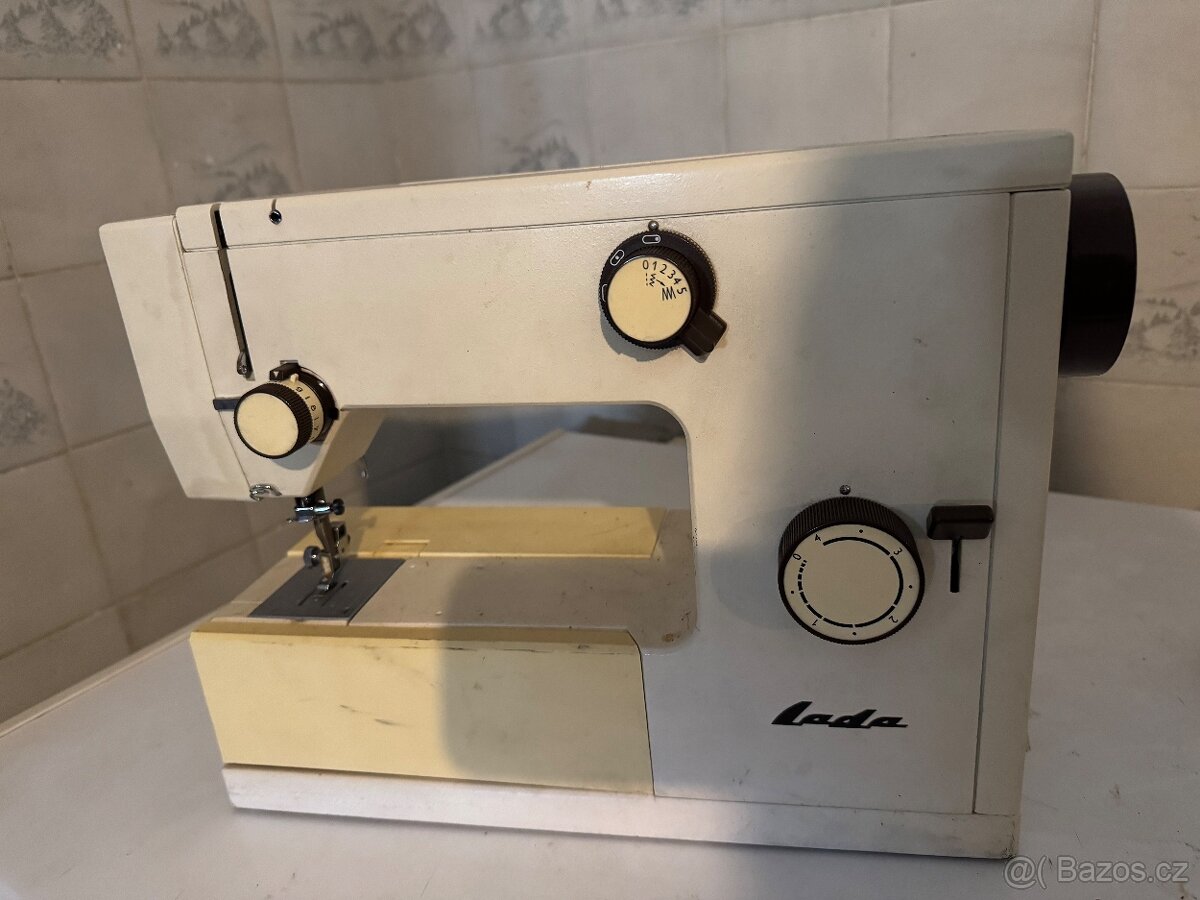 Šicí stroj Lada