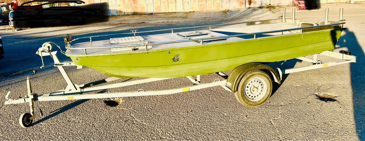 Rybářská laminátová loď