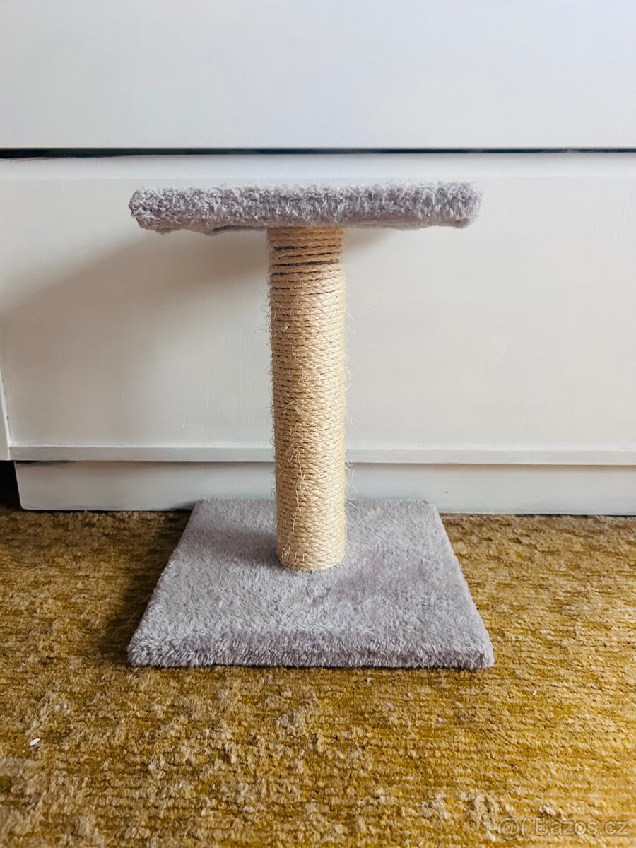 Malé škrabadlo pro kočky.