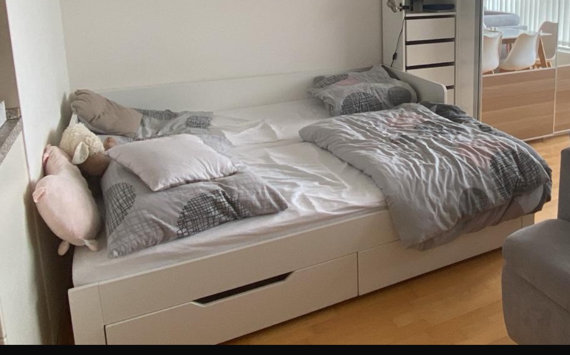 Rozkládací postel bila