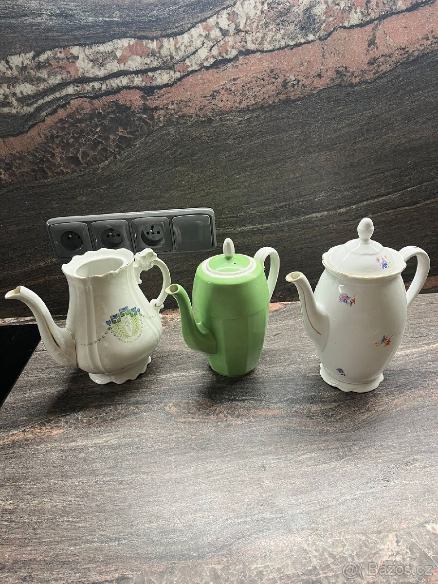 Staré porcelánové konvice