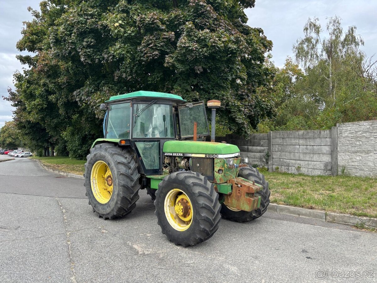 Kolový traktor John Deere 2850, nutné opravy
