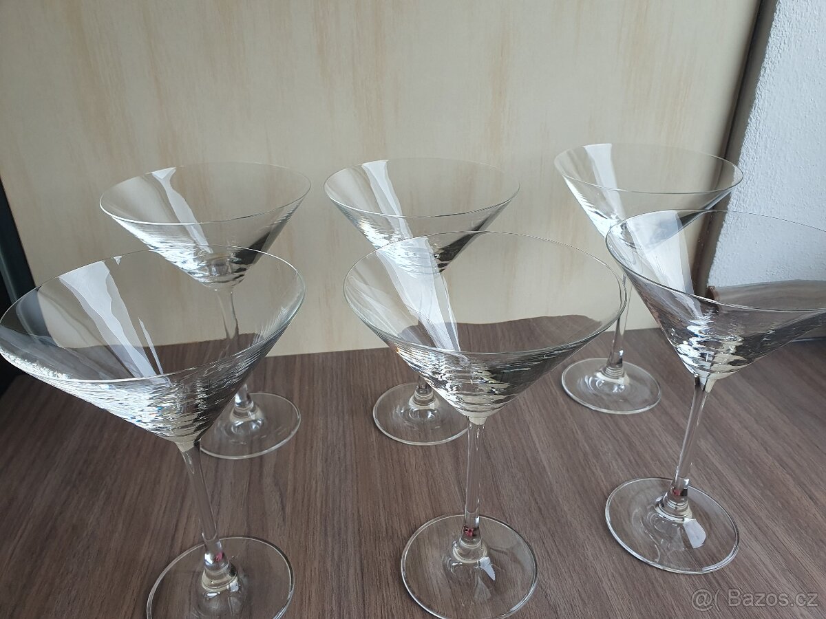 sada skleniček na stopce