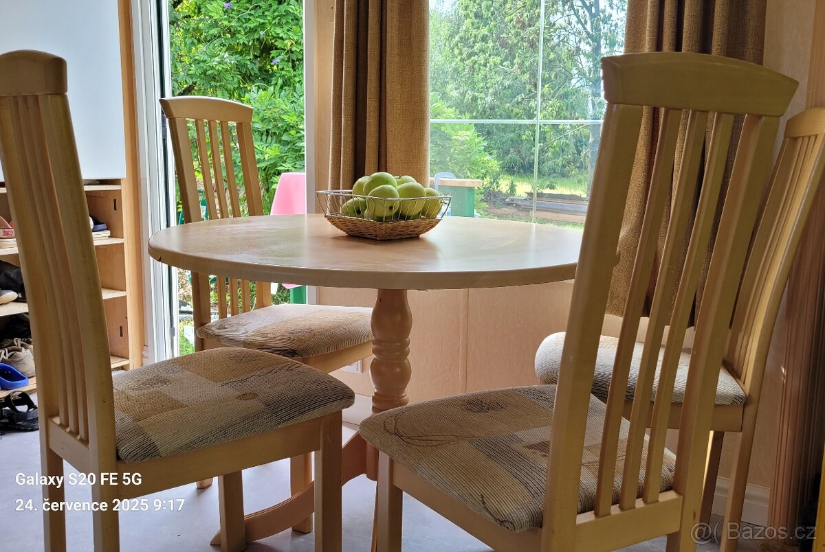 Jídelní stůl a 4 židle
