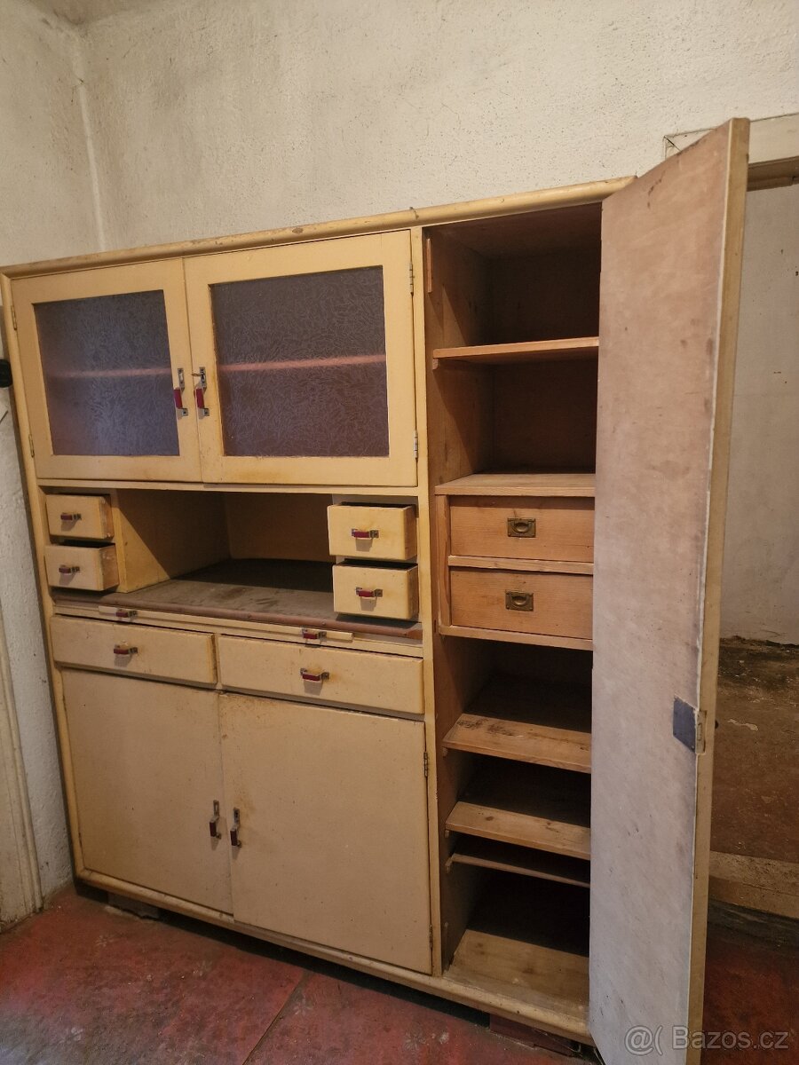 Starý kredenc/příborník k renovaci odvoz zítra