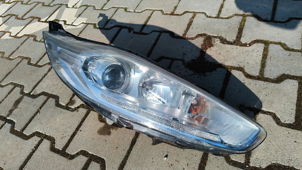 Přední světlo Ford Fiesta 2013 - 2017 pravé