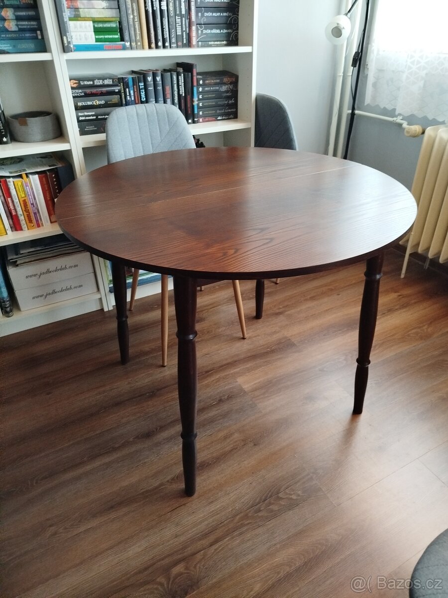 Rozkladaci jidelni stul