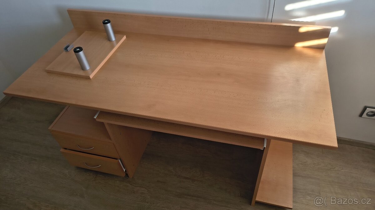 Psací stůl 132x57x72 (šxhxv)