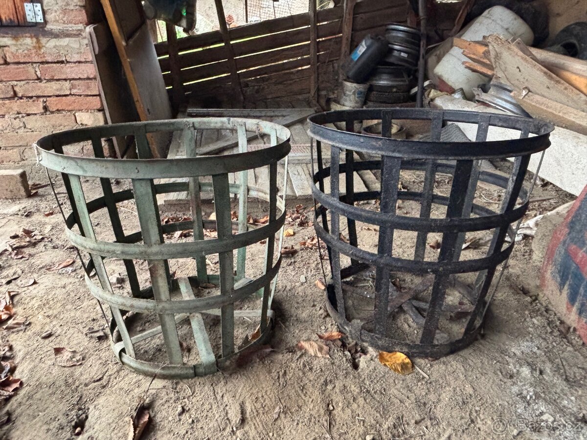 Kovové koše na demižony