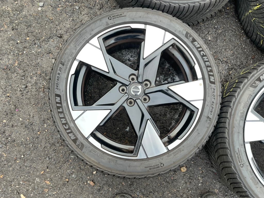 originální zimní hliníková sada VOLVO EX30 s TPMS