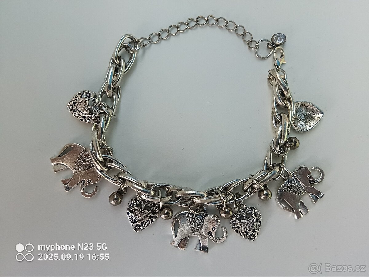 Náramek s přívěsky silný