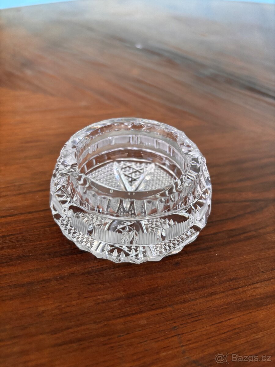 Malý křišťálový popelník