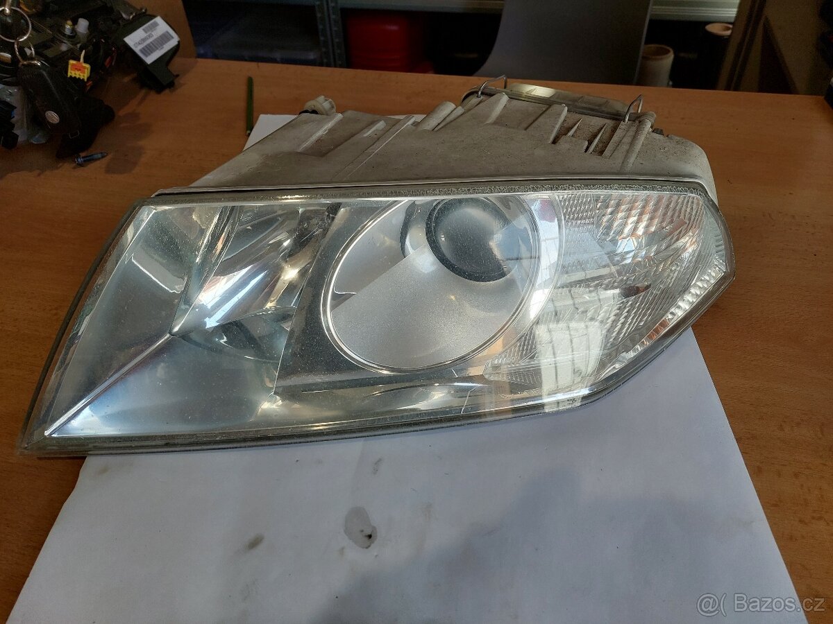 Levý xenon Octavia 2 před FL 2004-2008