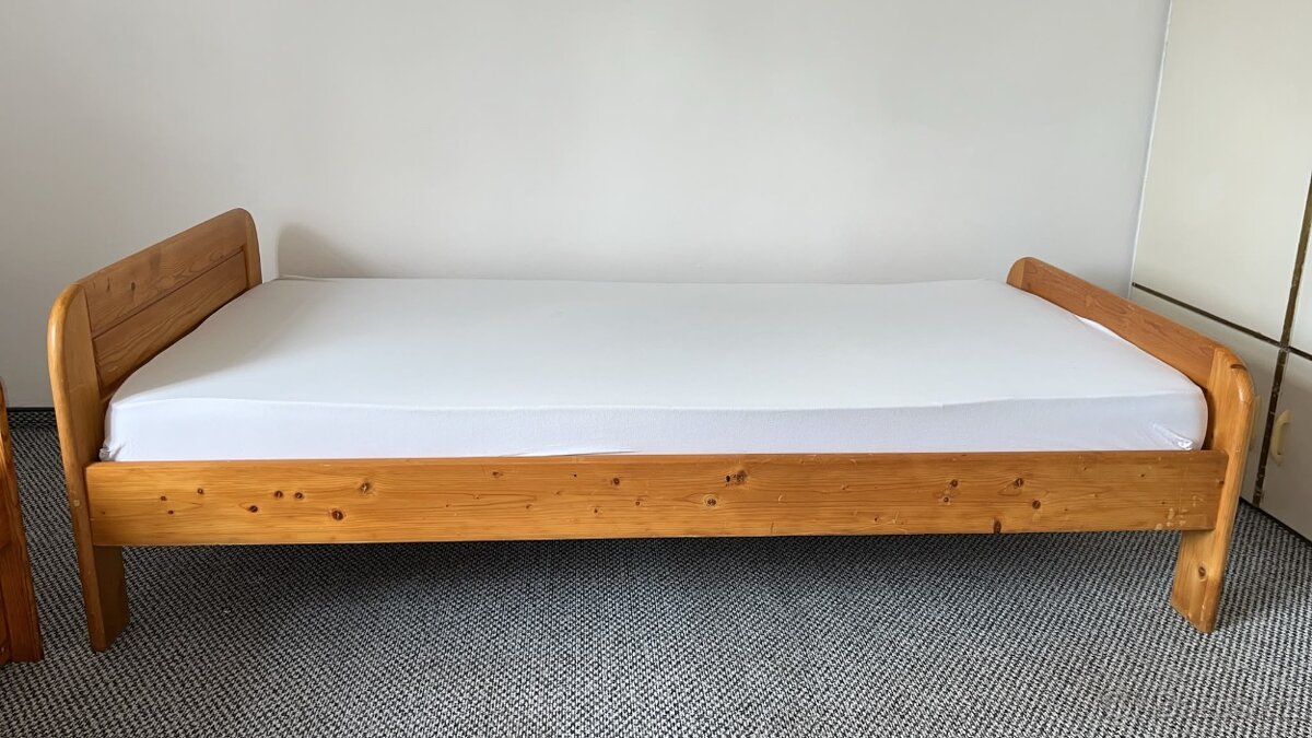 Postel z masivu, roštem a matrací