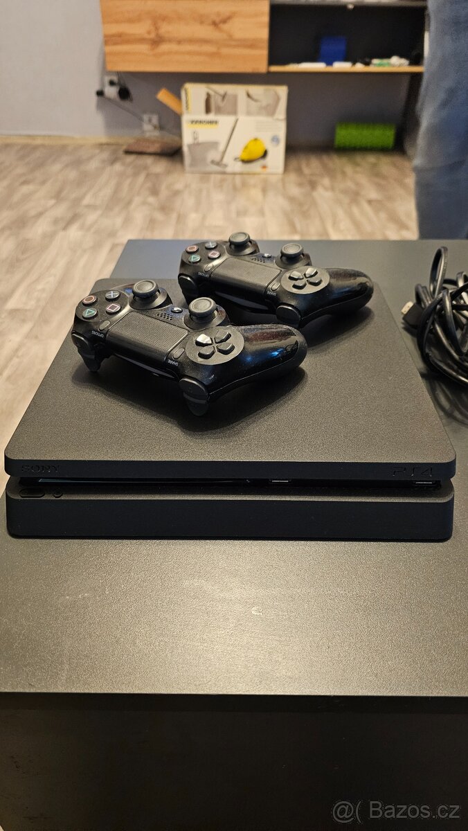 PS 4 + 2 ovladače