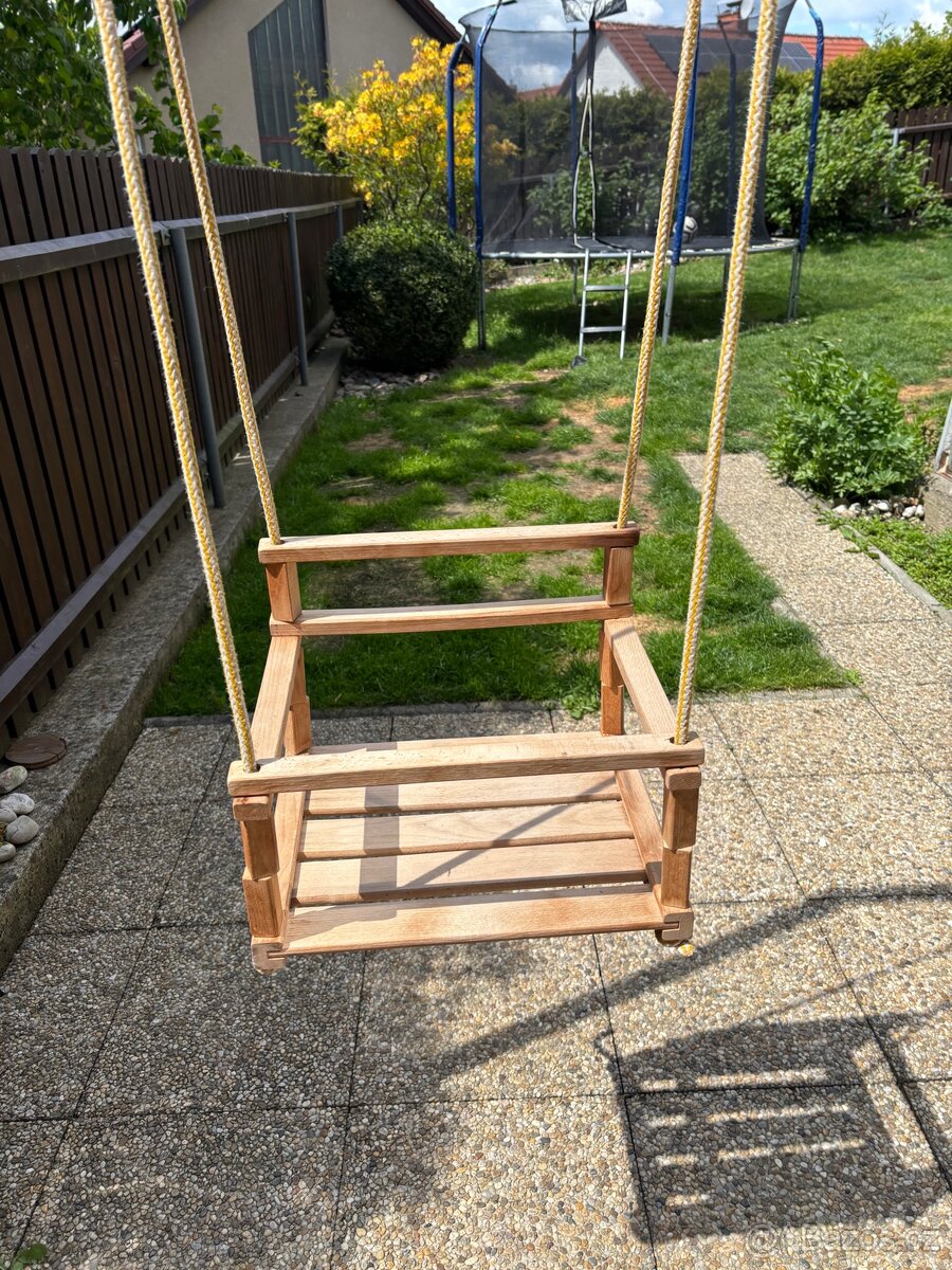 Dětská dřevěná houpačka