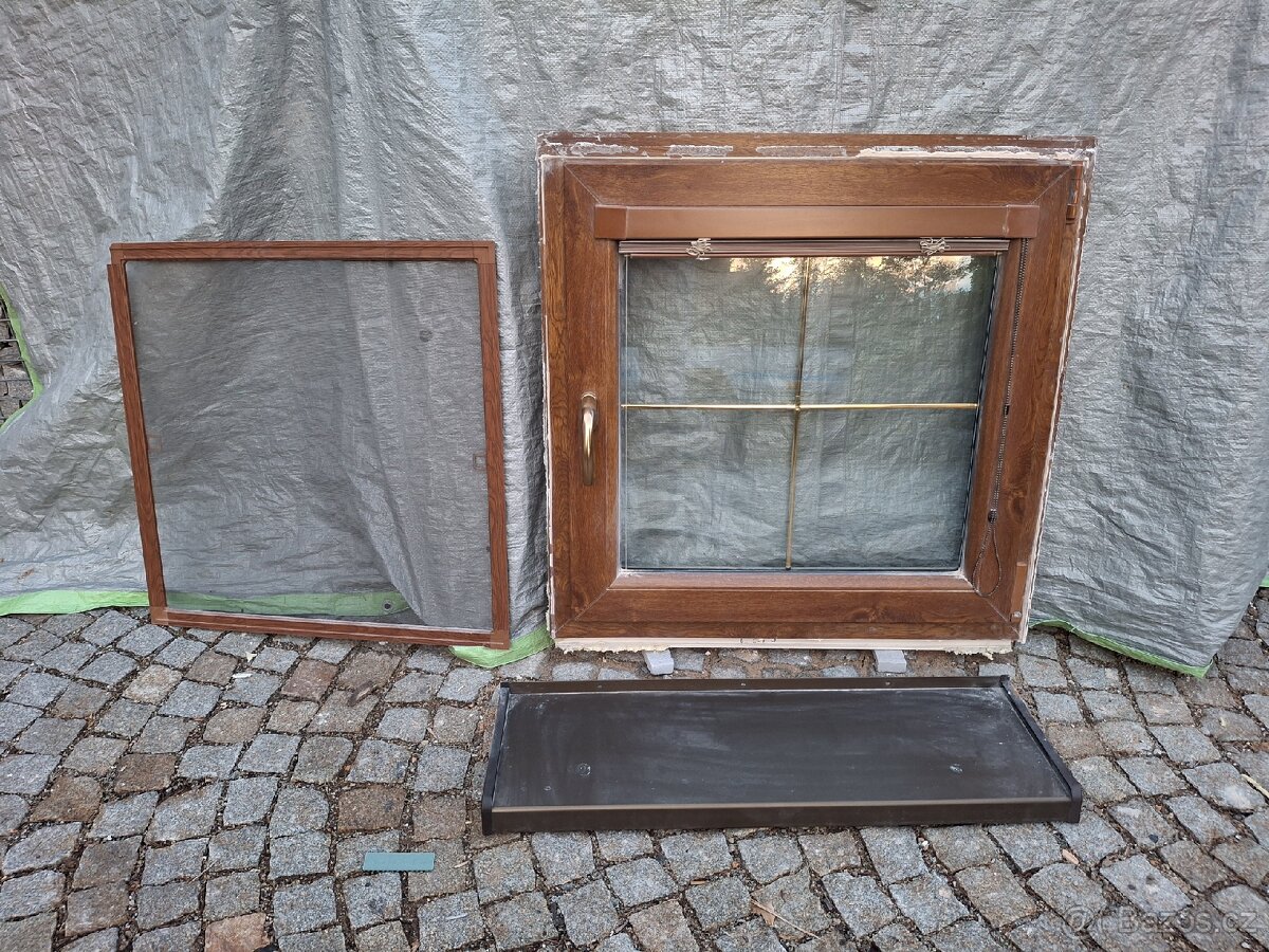 2ks Okno 85x87,5 síť, žaluzie, vnější parapet