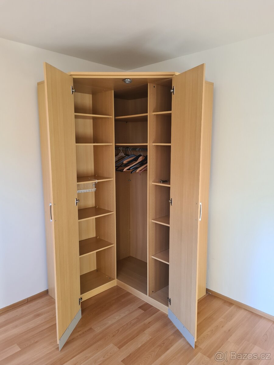 Šatní skřin
