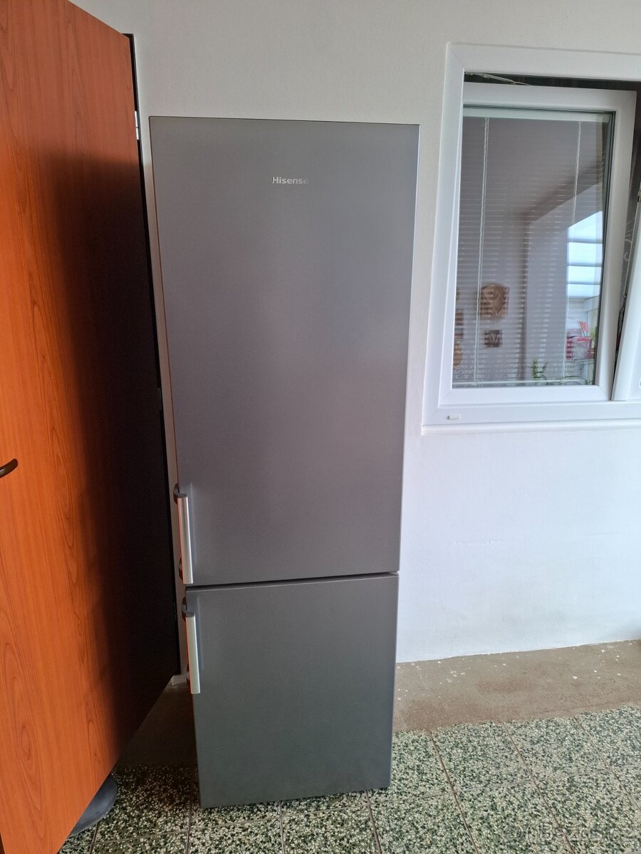 Lednice s mrazákem Hisense