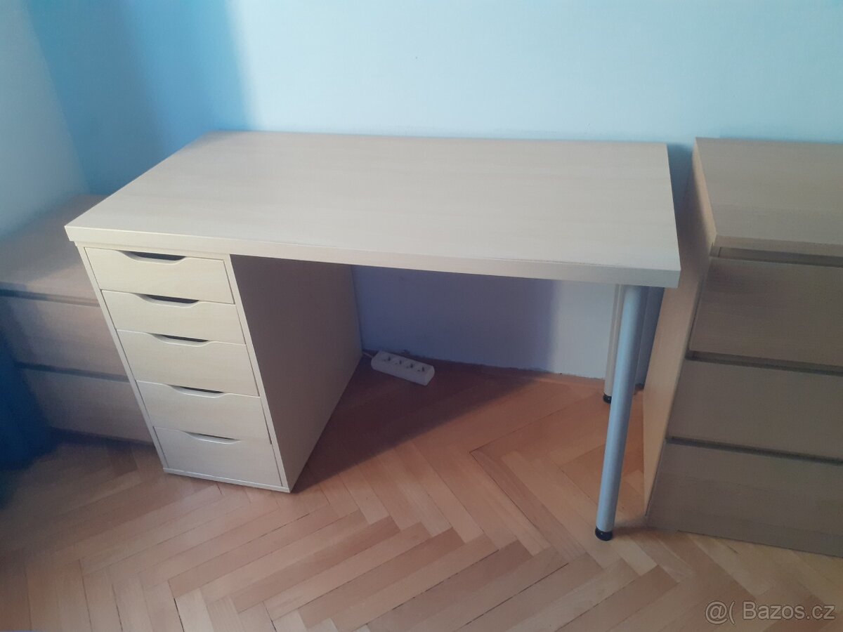 Stůl složený z jednotlivých dílů