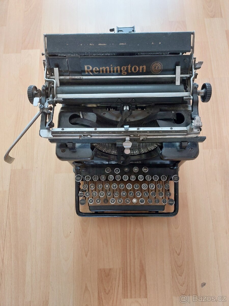 Starý psací stroj Remington