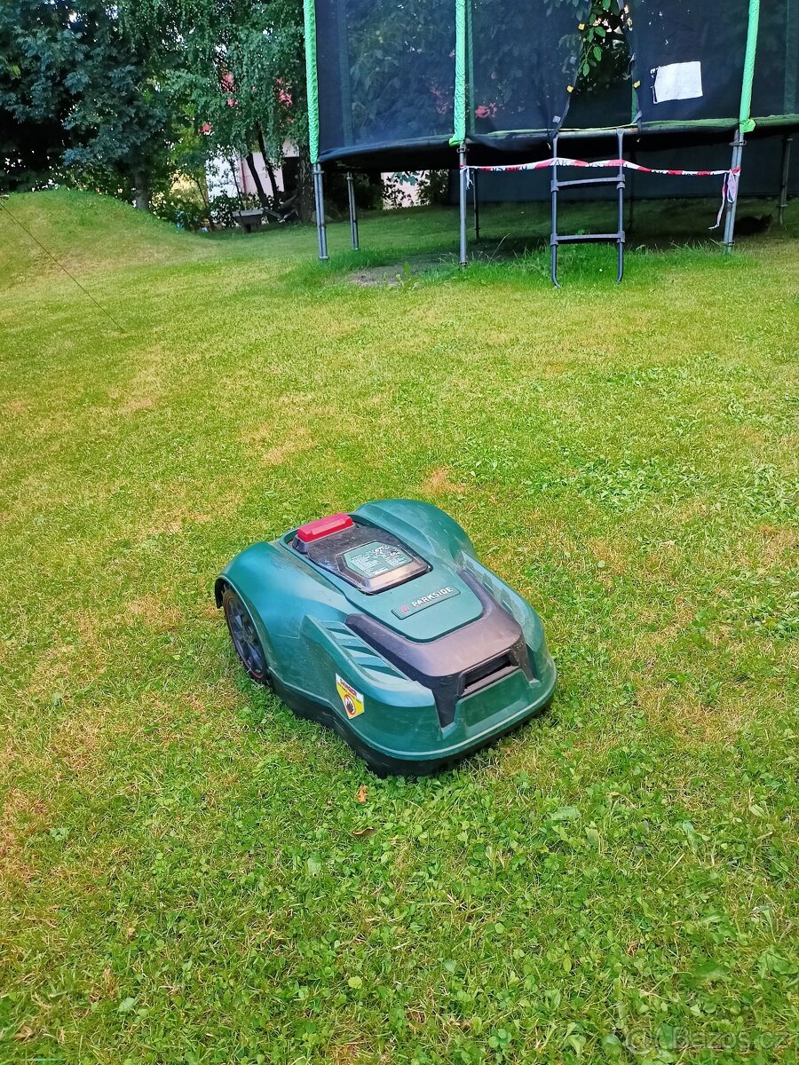 Montaz roboticke sekacky na hranicni drat napr. Parkside