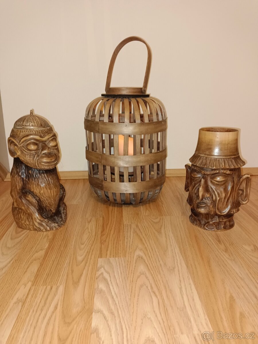 Lucerna s led svíčku a dvouma ručně vyřezávanými džbány