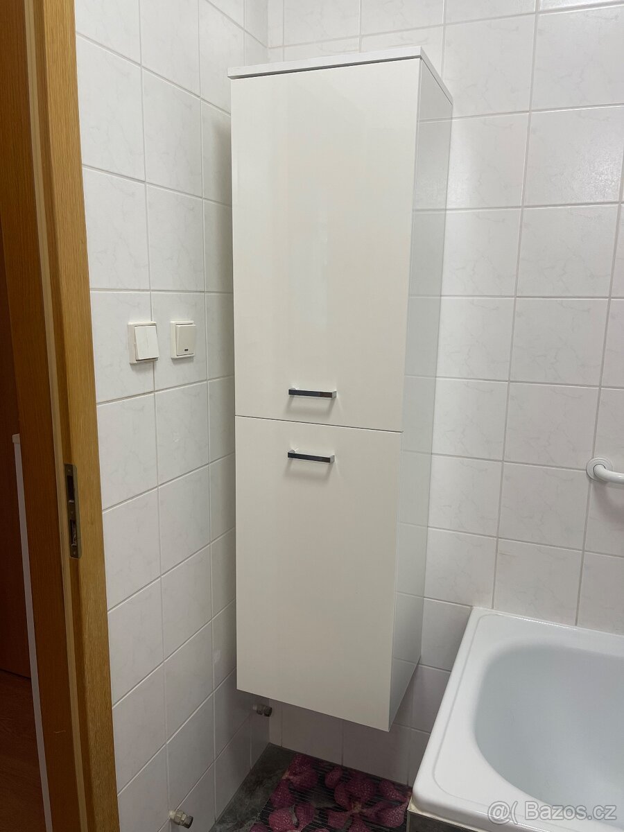 Bílá skříňka vysoká-lesk--NOVÁ