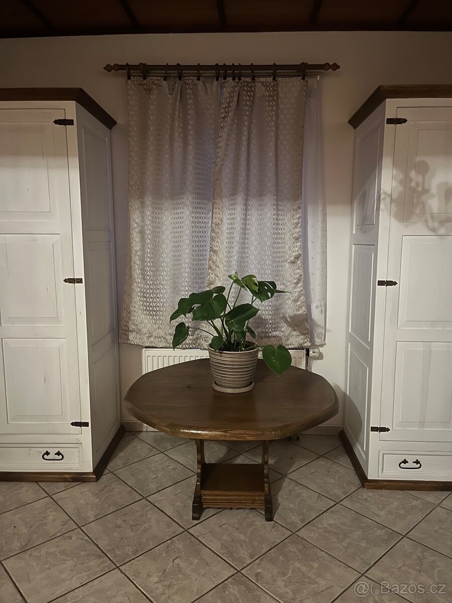 Starožitný stůl masiv