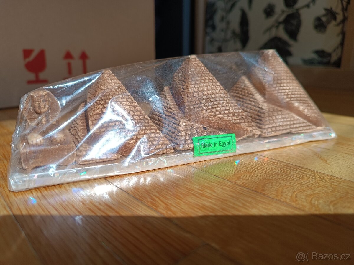 Tři pyramidy a sfinga - možná dohoda