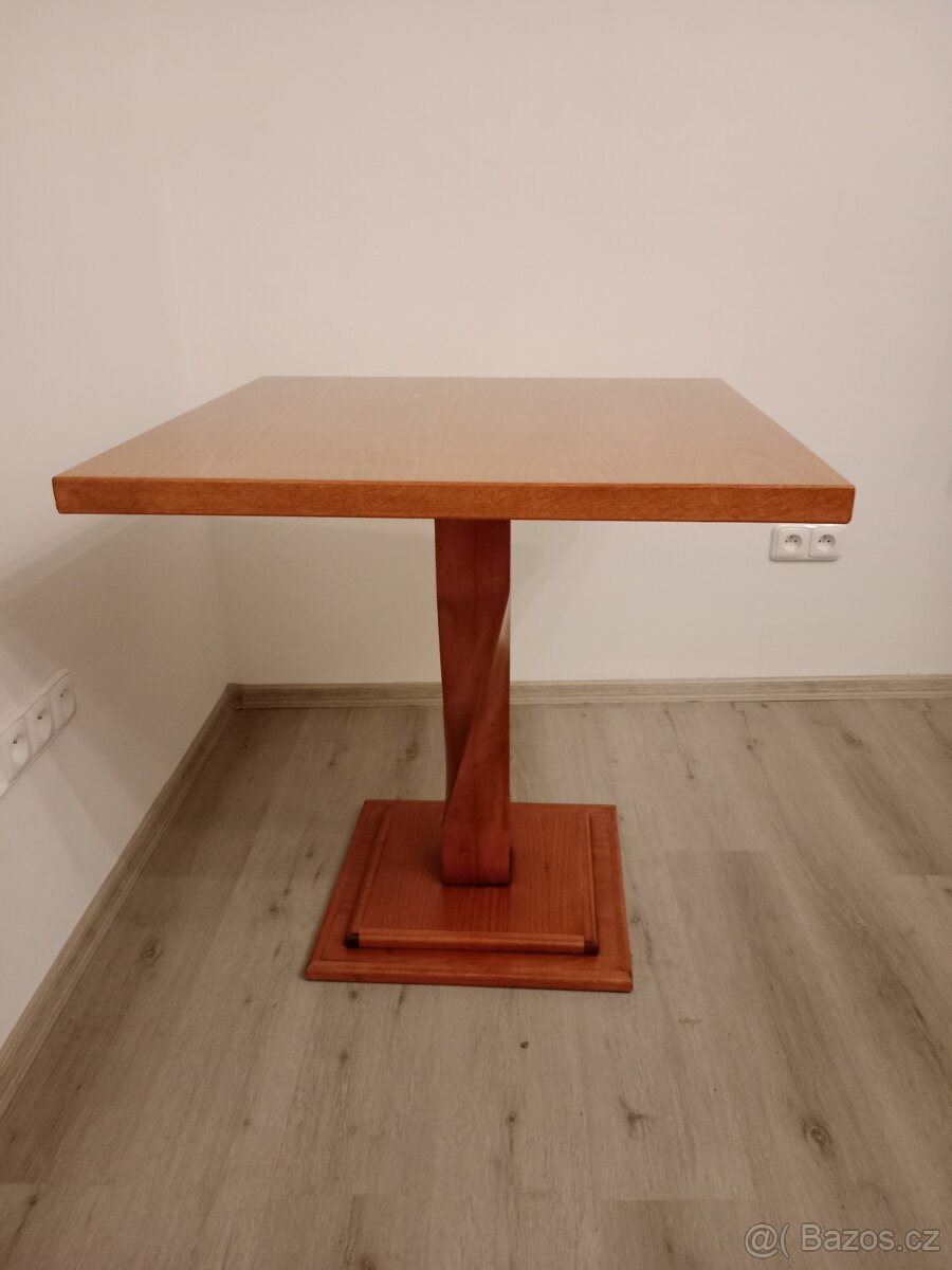 Stoly z masivního dubu